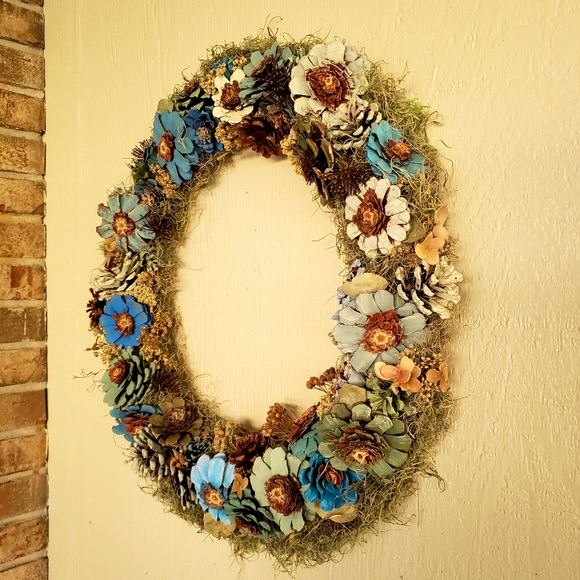 Handcrafted natural pinecone flower wreath new - Picture 2 of 4